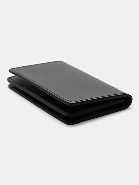 斜め横から見たカードケースで、程よい厚みと立体感のあるフォルムが分かるディテール重視のカット。