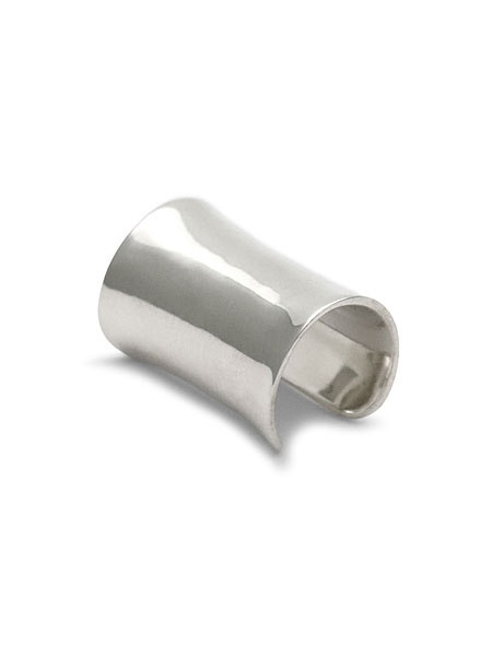 別角度から逆甲丸のフォルムを写した、立体感が際立つイヤーカフの画像。