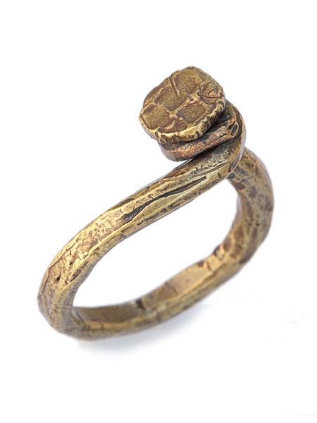 hand-forged polished brass twisted nail ring [R-102101-BRS-BRS]