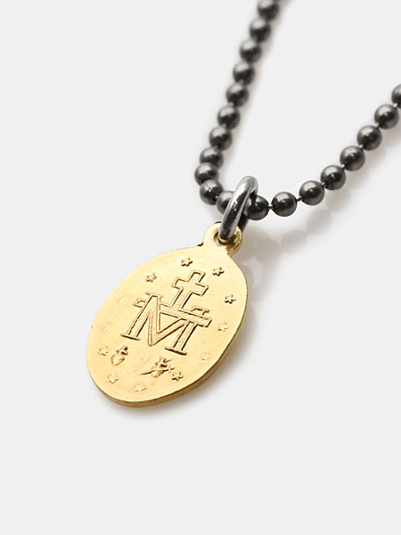 セイクリッドハートのレリーフが刻まれた、マリアネックレス裏面のディテールアップ画像。