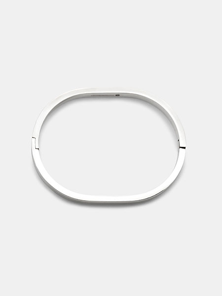 腕に馴染みやすいオーバルフォルムとホワイト仕上げの質感が分かるバングルの全体画像。