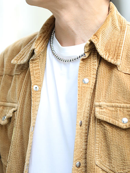 コーデュロイシャツと白Tシャツに合わせた男性のネックレス着用画像。