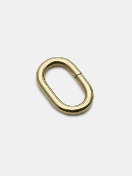 ゴールドカラーのJUMP RINGを斜め前から写したシンプルな商品画像。