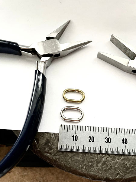 丸カンを取り付けたミニウォレットとウォレットチェーンを並べた使用イメージ画像。