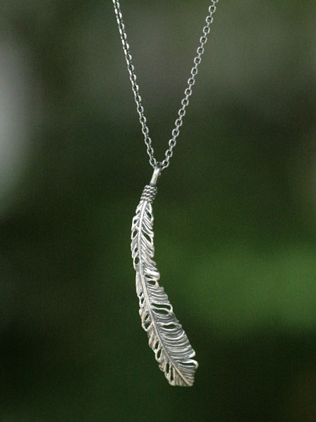 Curved Feather Necklace (Black) [ED-15NS-NK02]