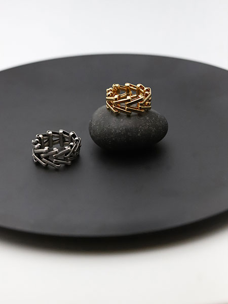 黒いディスプレイ台の上で、シルバーとゴールドカラーのリングを並べて展示したイメージ画像。