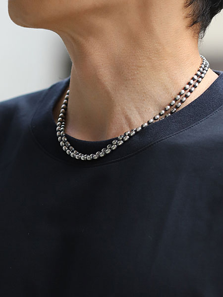 メンズ・レディース問わず着用可能なOVAL BOWL CHAIN W- NECKLACEの着用イメージ