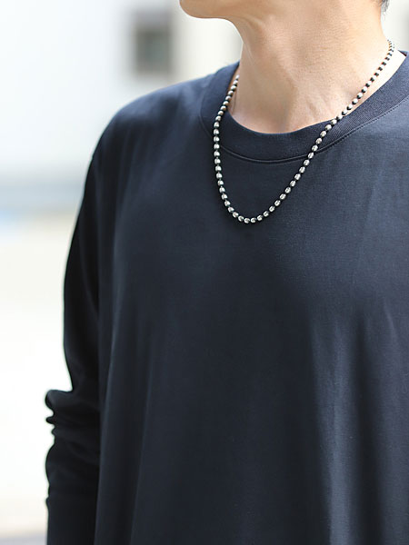"男女問わず着用可能なHARIMのOVAL BOWL CHAIN NECKLACE スタイリングカット"