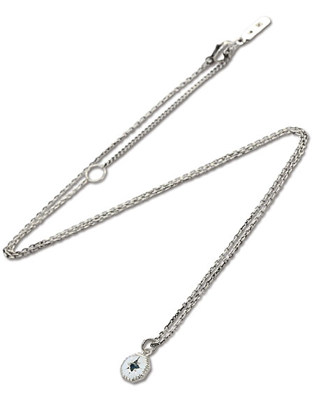 チェーン全体のシルエットとペンダントトップのバランスがわかるネックレス全体画像。
