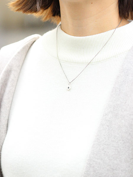 女性が着用したアレキサンドライトネックレスが首元を上品に彩る着用イメージ画像。
