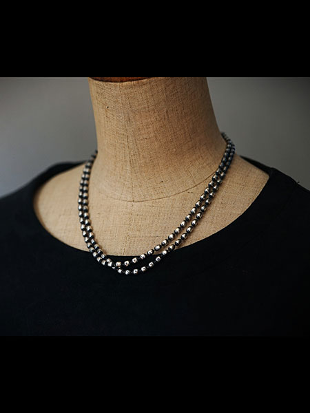 メンズ・レディース問わず着用可能なOVAL BOWL CHAIN W-NECKLACEの着用イメージ