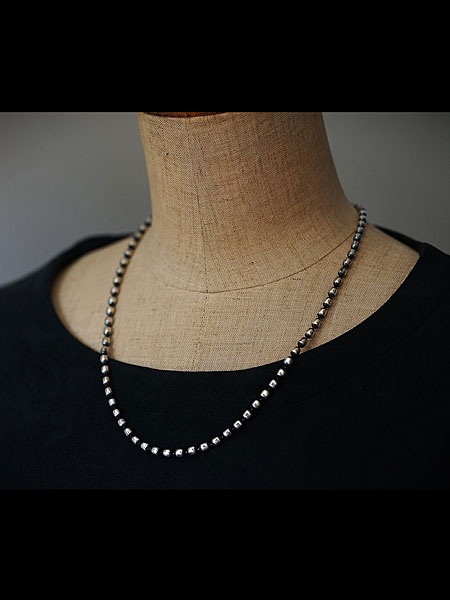 "男女問わず着用可能なHARIMのOVAL BOWL CHAIN NECKLACE スタイリングカット"
