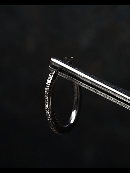 thin rain pierce catchless OXピアスの全体像。