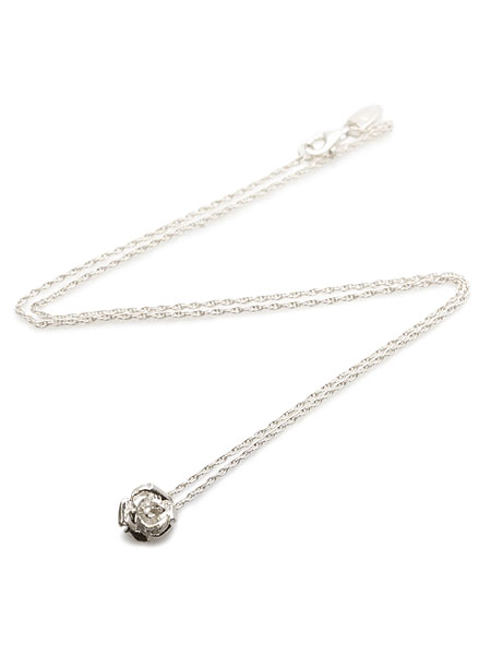 チェーンまで含めたROSE BUDネックレス全体のシルエットを撮影した画像。