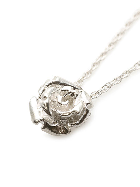 ROSE BUDネックレスの薔薇モチーフ部分をクローズアップした画像。