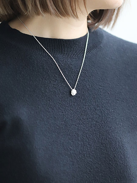 女性の首元にROSE BUDネックレスを着けたアップ画像。