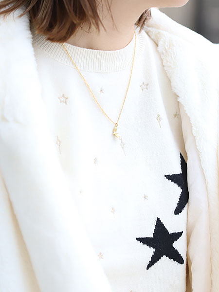 女性が胸元にBABY BIRDネックレスを着用している画像。