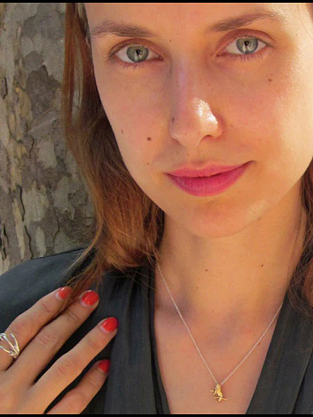女性がタイニーライオンのネックレスを身に着けた着用イメージ。