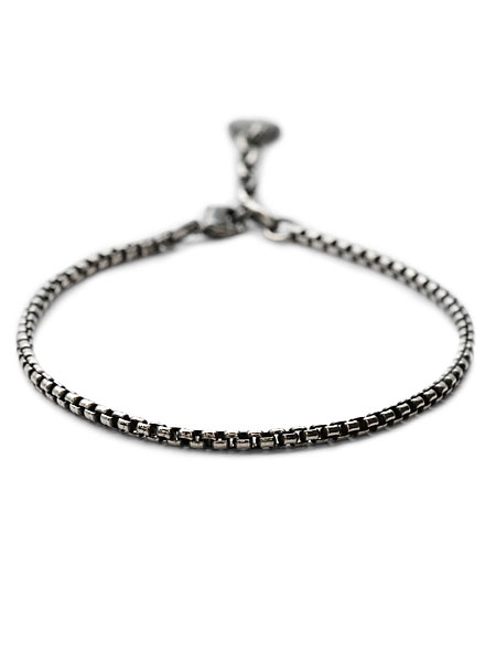 甲丸状のスクエアチェーンが足元に重厚な存在感を添えるシルバーアンクレット。