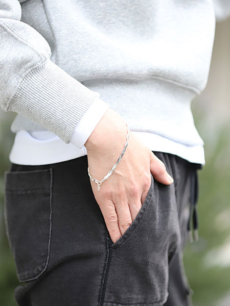 カジュアルな服に合わせた女性の腕元の着用写真。