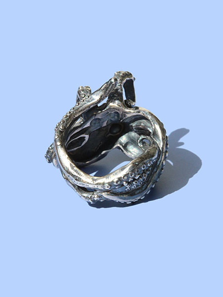 ホアシユウスケの彫刻的シルバーアクセサリー