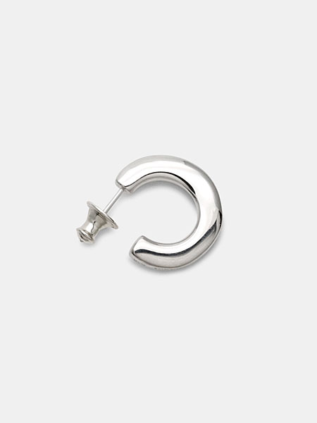 ロジウムコーティングのつややかな質感が際立つ、Good Pierce Lを寝かせて全体を撮影した画像。