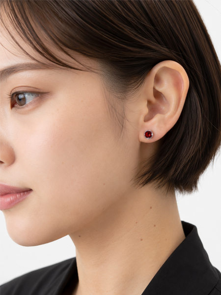 女性モデルが着用したロイヤルクラウンピアス ガーネットが、耳元に深みのある上品な輝きを添える着用イメージ。