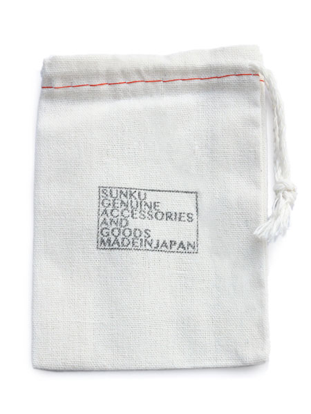 プリントが施された、ジュエリーギフト用のポーチ。