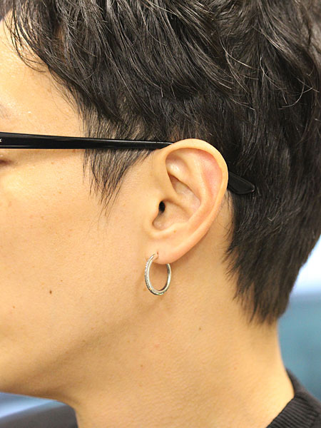 thin rain pierce catchless OXを着けた男性の横顔着用カット。