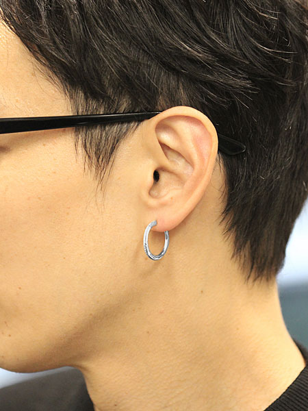 thin rain pierce catchless RPを着けた男性の横顔着用カット。