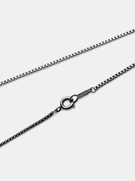 燻し加工を施したサージカルステンレス製ベネチアンチェーンと、St.STEEL刻印入り留め具のアップ画像。