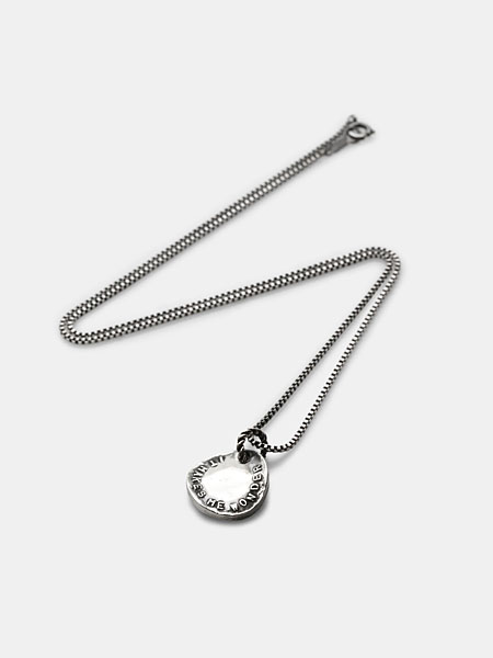 歪みを加えたシルバーコインのトップと、燻し加工を施したベネチアンチェーンを組み合わせたネックレス全体画像。