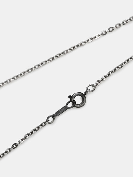 燻し加工を施したサージカルステンレス製チェーンとSt.STEEL刻印入り留め具のアップ画像。