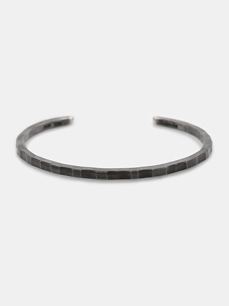 深く刻まれたシャープな凹凸と、使い込まれたようなヴィンテージ感が際立つLudlum Cuffバングルの正面画像。
