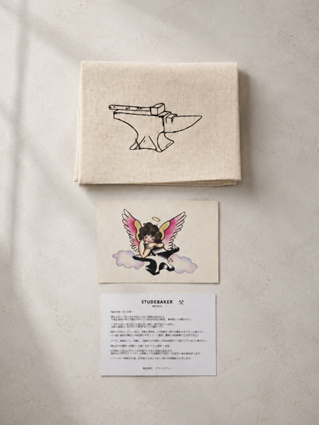 付属のブランド専用ポーチとギャランティーカードの画像。