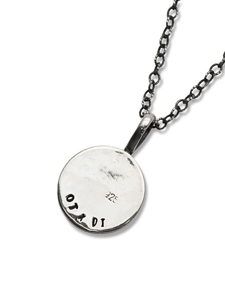 Death & Life ネックレストップ裏面に刻まれたイニシャル刻印のアップ画像。
