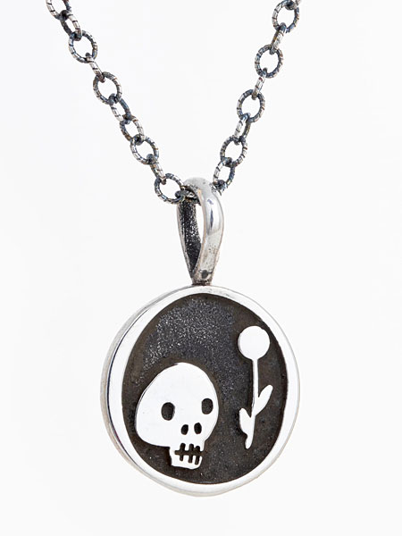 Death & Life ネックレストップの表面をアップで撮影した画像。