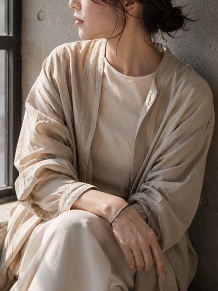 ベージュを基調としたやわらかなコーディネートに合わせた、Lightweight STUDEBAKER CUFFの女性着用イメージ。