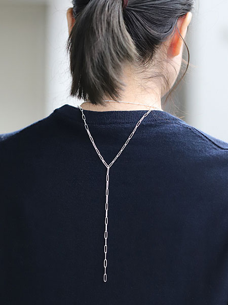 ホピネックレスチェーンを後ろ側でY字にした女性の着用画像。