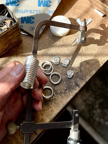 工房の作業台でスカルリングの制作を進める様子。