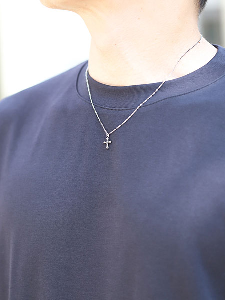シンプルなTシャツに合わせた、男性の着用イメージ。