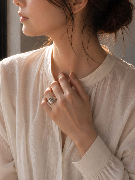 女性がバザーシグネットを身に着けた手元の着用画像。