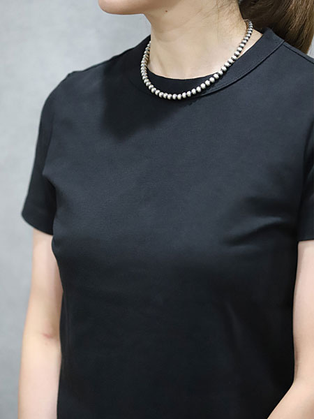 シンプルな黒Tシャツにあわせた女性の着用画像。