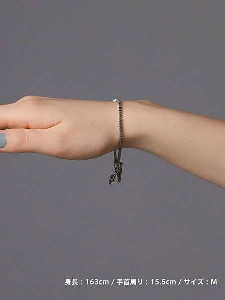 女性の手元に細身のスキニーチェーンブレスレットを合わせた着用イメージ。