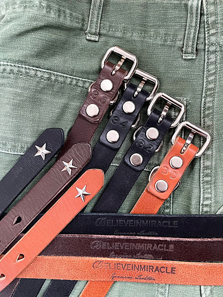 BLACK、DARK BROWN、BROWNの3カラーを並べて比較できるレザーベルトの画像。