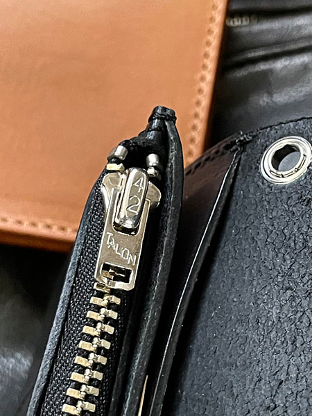 ロングウォレットに使われたTALON製ジップの刻印が見える接写画像。