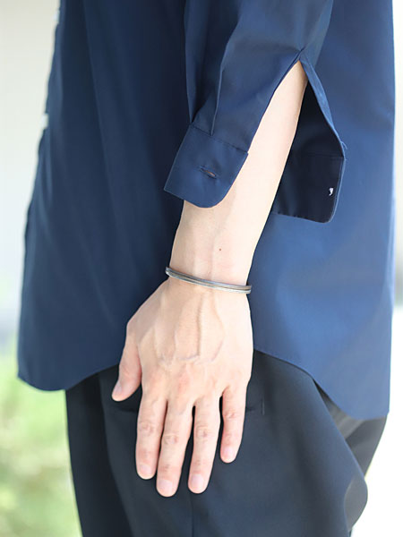 バングルのサイズ感が分かる、男性の着用画像。