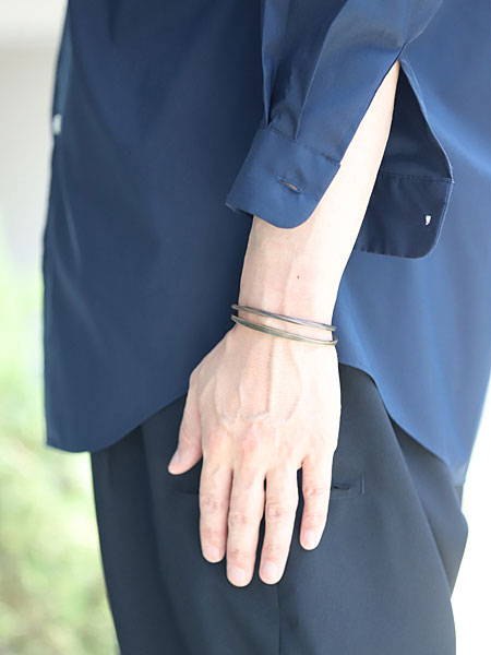 バングルのサイズ感が分かる、男性の着用画像。