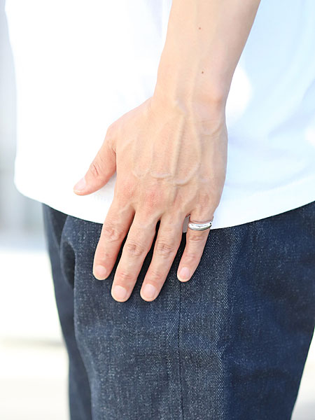 横からの撮影した、男性の着用写真。