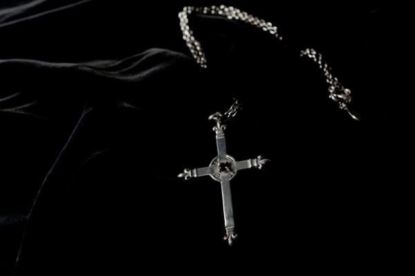 Le Tabou 『Lily Motif Cross with Black Zirconia』 ペンダント